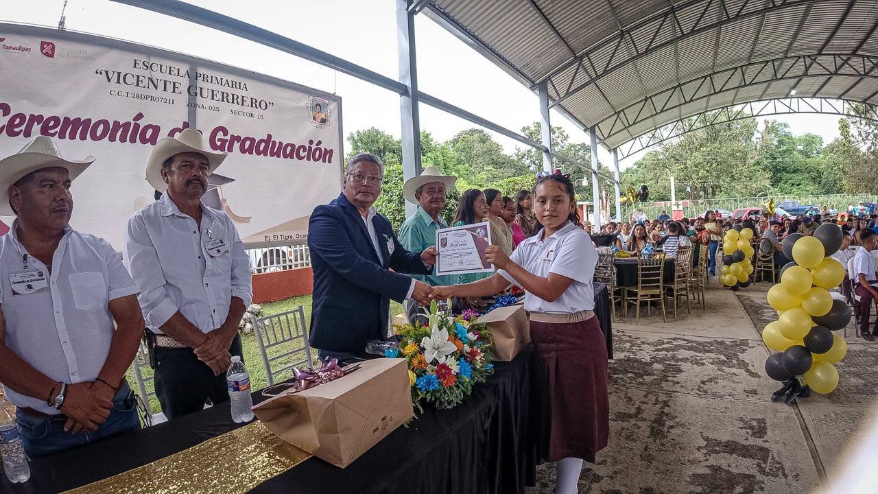 El alcalde Melchor Budarth apadrina graduación e inaugura techumbre en la primaria del Ejido El Tigre