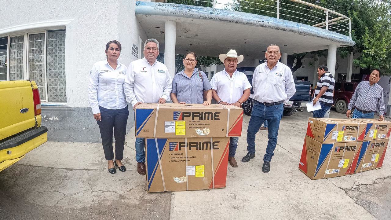 Gobierno Municipal equipa con aires acondicionados a escuelas y supervisiones de Ocampo