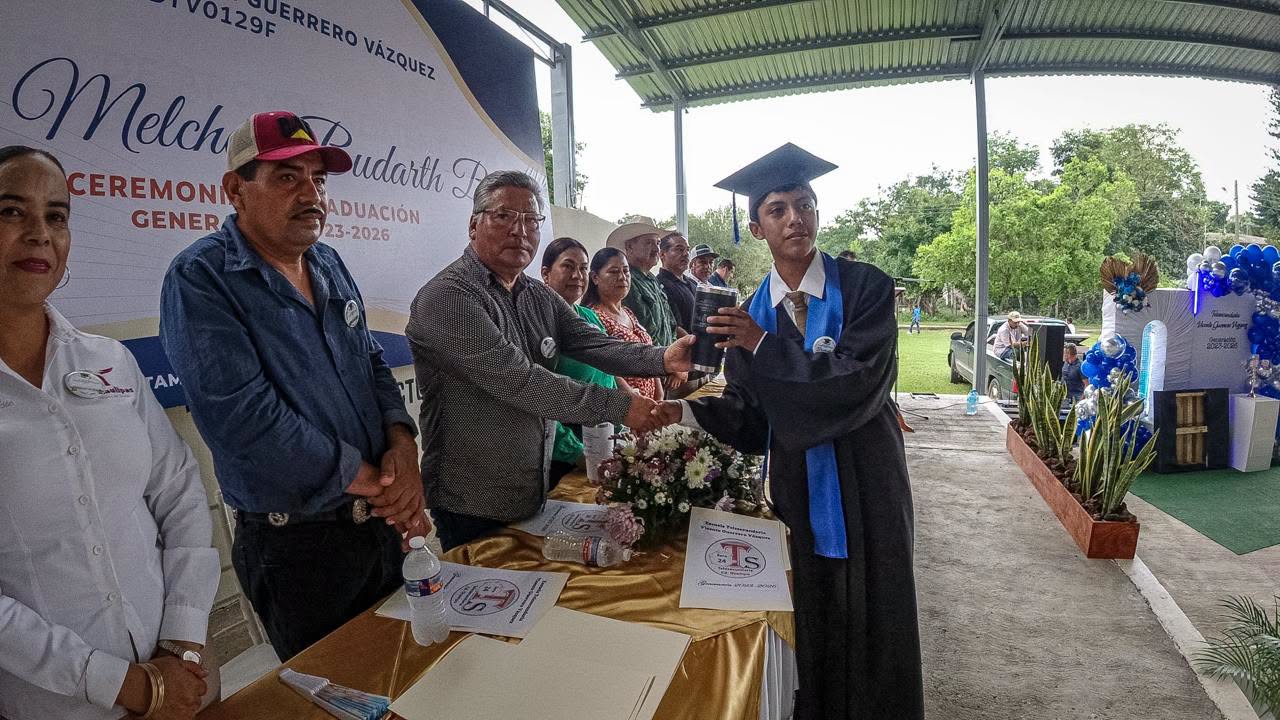 El alcalde Melchor Budarth Báez apadrina a la generación de graduados de la Telesecundaria del Ejido Praxedis G. Guerrero