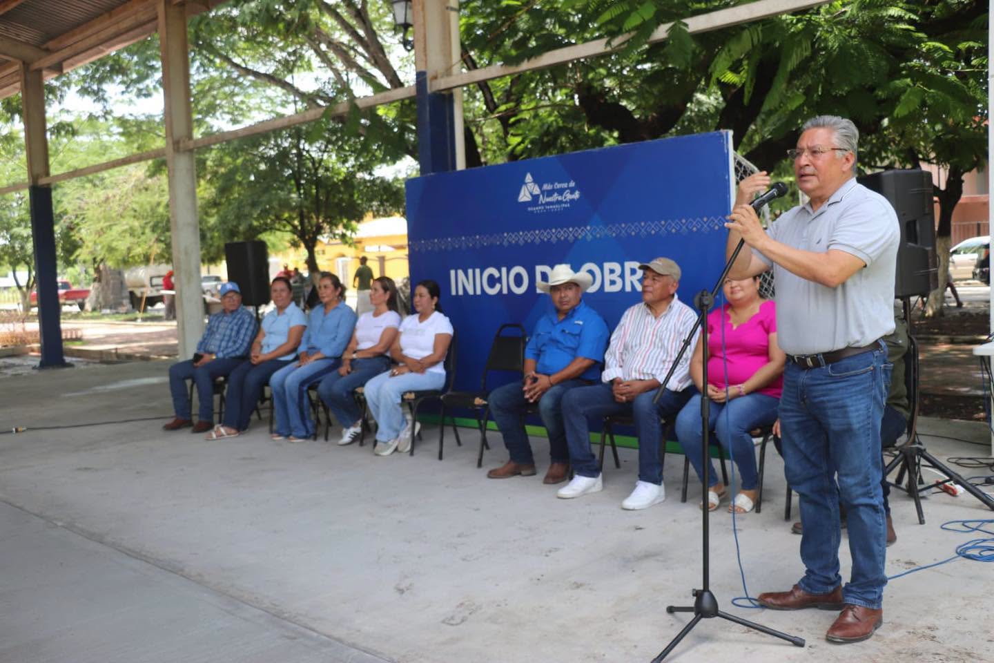 El Gobierno Municipal arranca construcción de piso y foro cultural en el Poblado Adolfo López Mateos