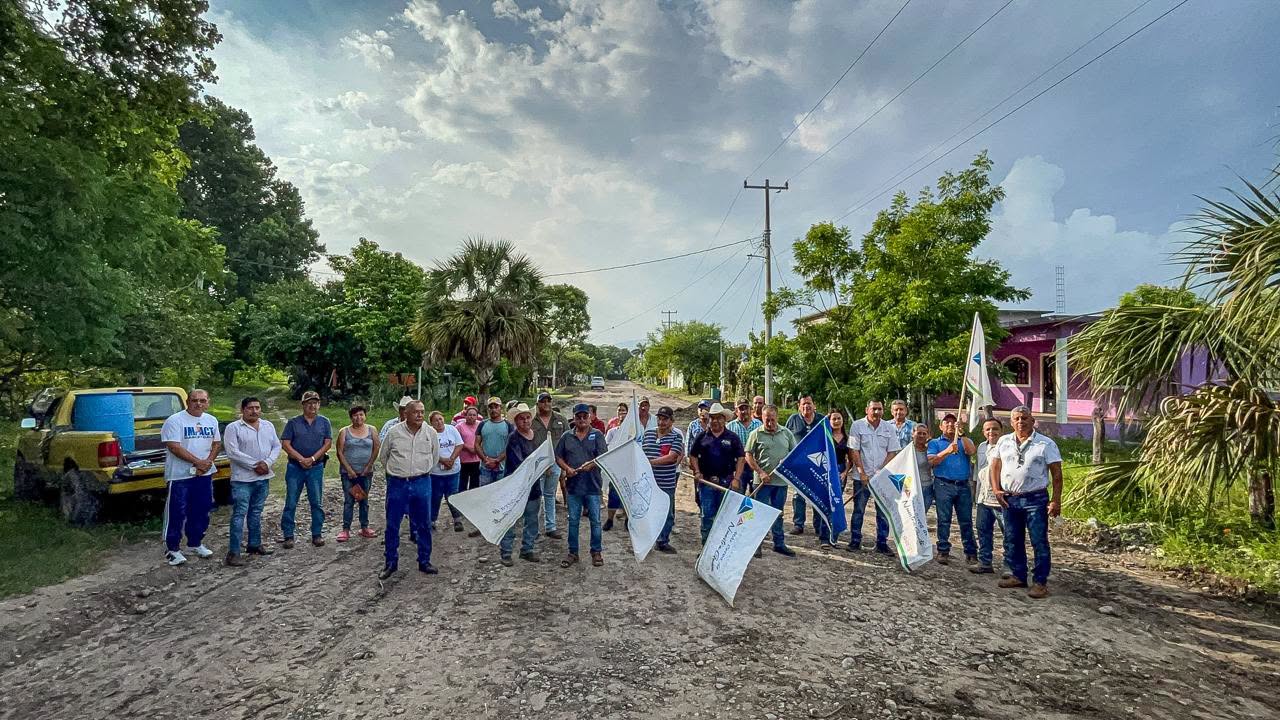 Dan banderazo de inicio a la pavimentación de la calle Nueces en la colonia Los Olmos