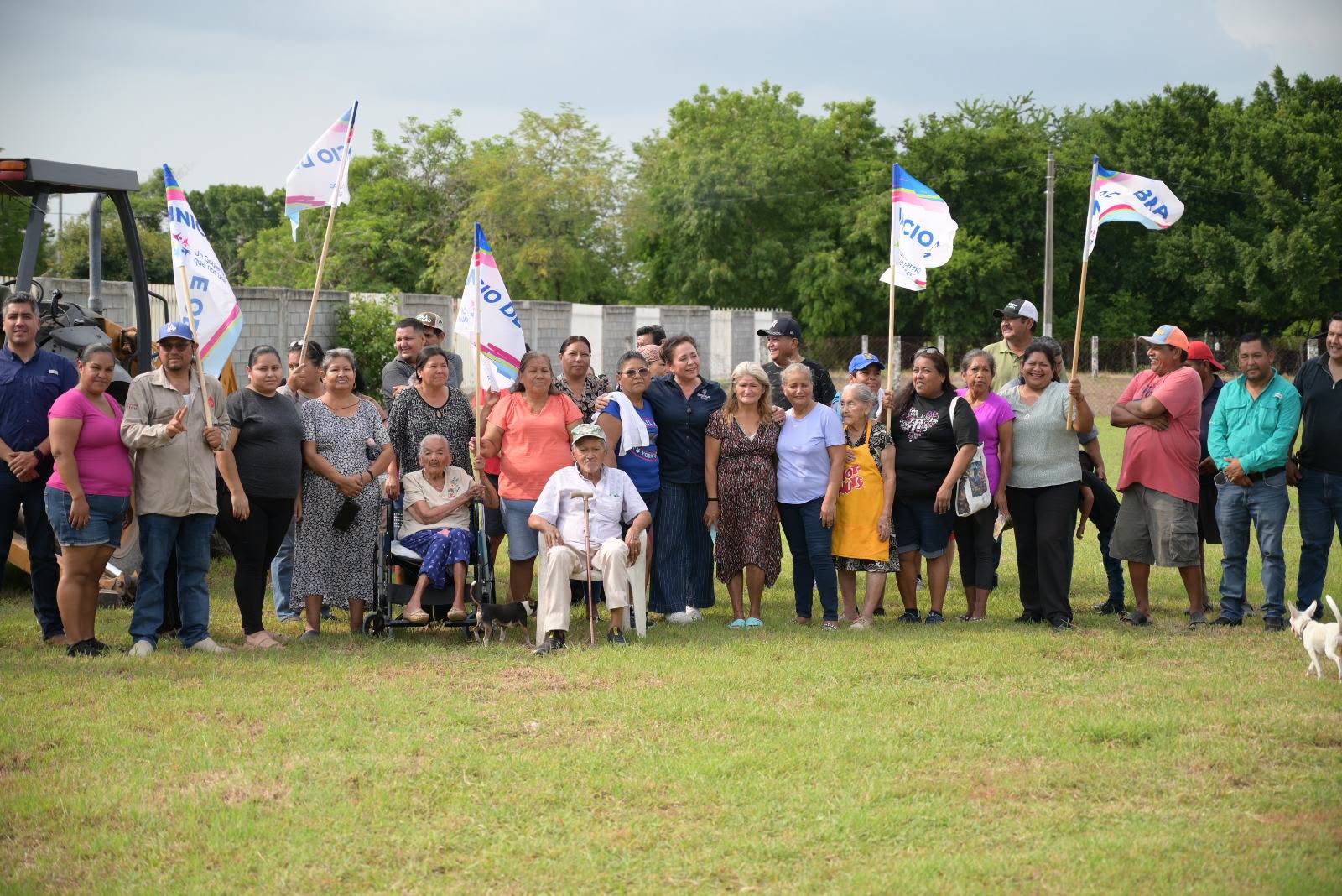 Mariela López arranca construcción de techumbre comunitaria