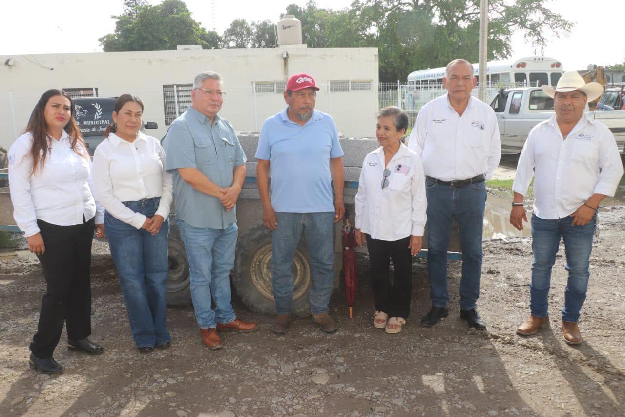 El alcalde Melchor Budarth Báez entrega apoyos para el mejoramiento de vivienda en Ocampo