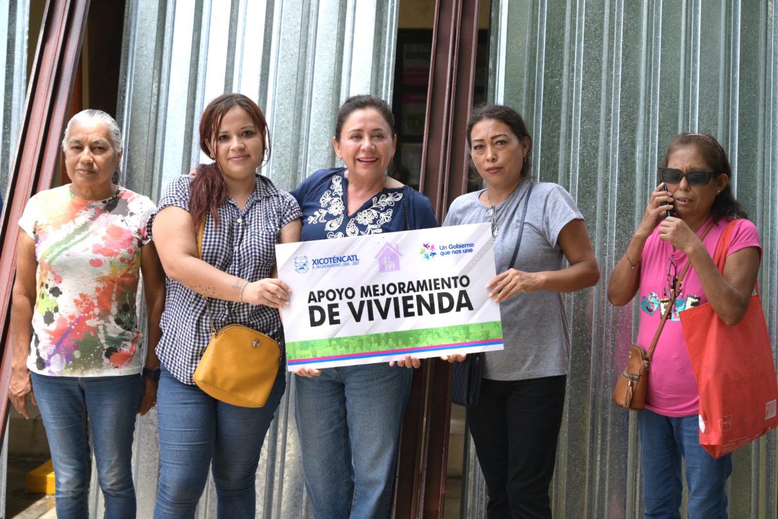 Gobierno Municipal entrega apoyos de láminas y polines a 33 familias