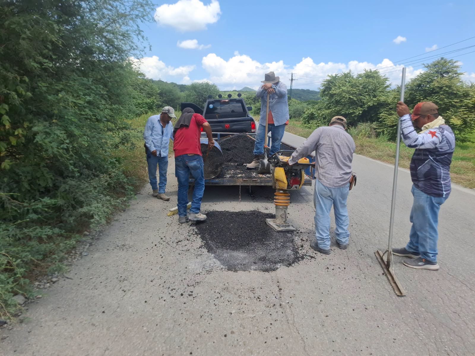 Arranca operativo de bacheo en la carretera estatal Ocampo–El Limón para garantizar la seguridad vial