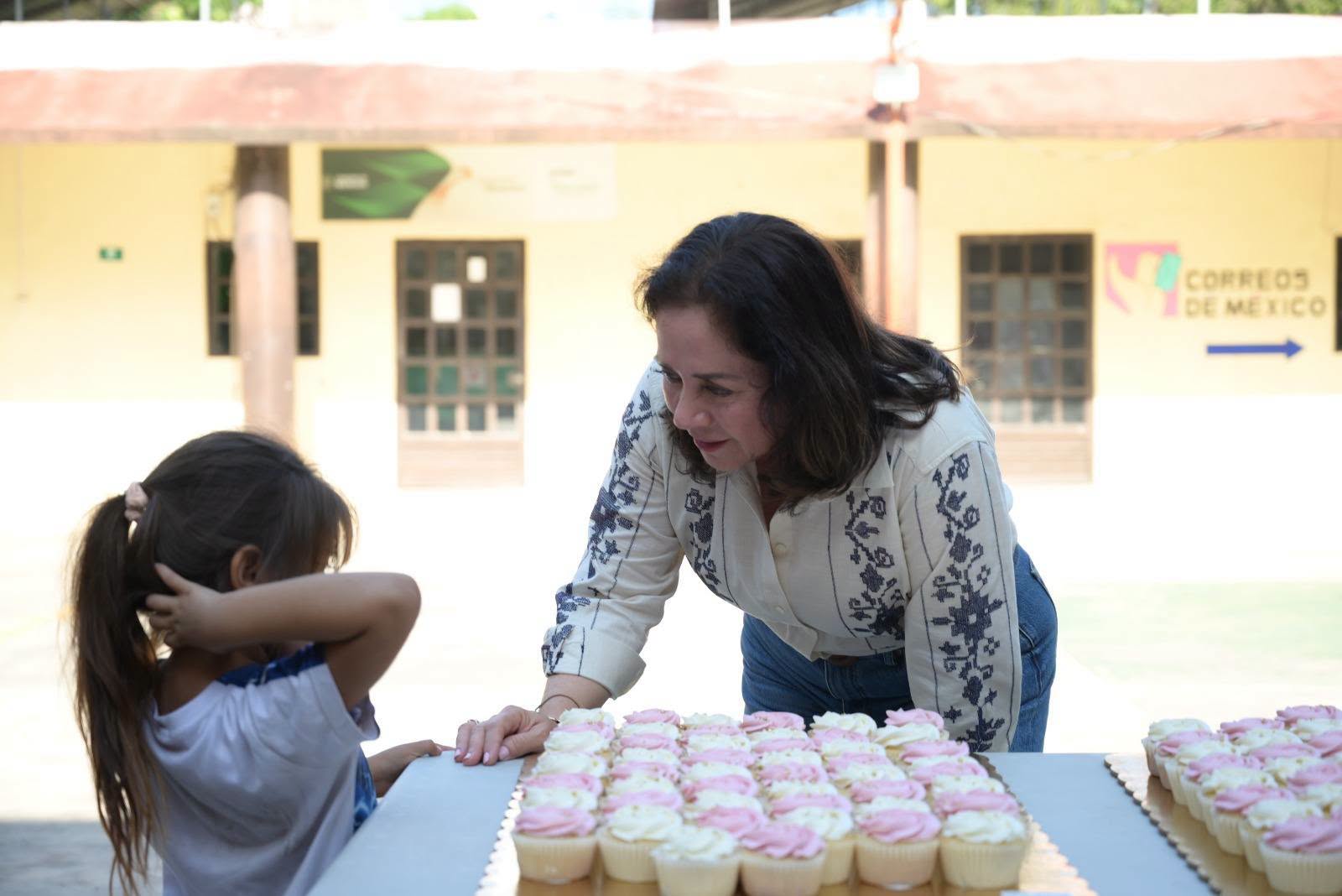 Sorprenden a alcaldesa Mariela López con “Las Mañanitas” durante el inicio del Martes Ciudadano