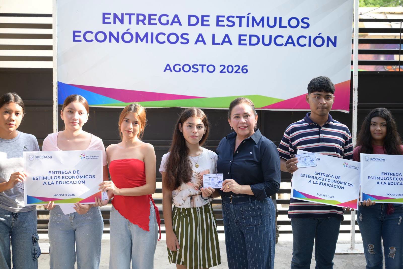Benefician a 200 estudiantes de Xicoténcatl con estímulos económicos entregados por Mariela López