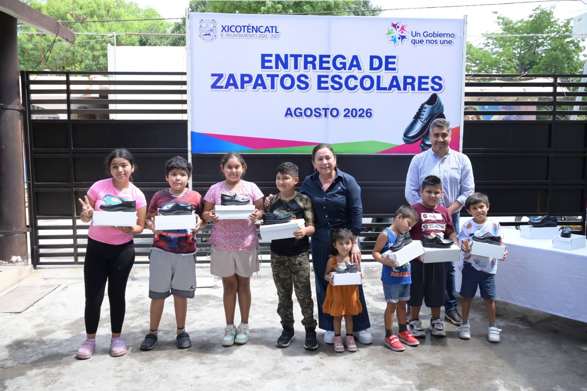 Mariela López entrega 600 pares de zapatos escolares