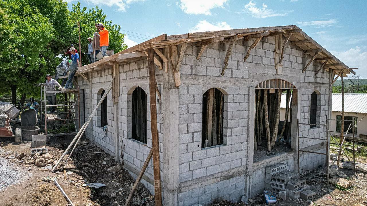 Supervisa alcalde Melchor Budarth construcción de la Capilla de San Isidro Labrador en el Ejido El Coyote