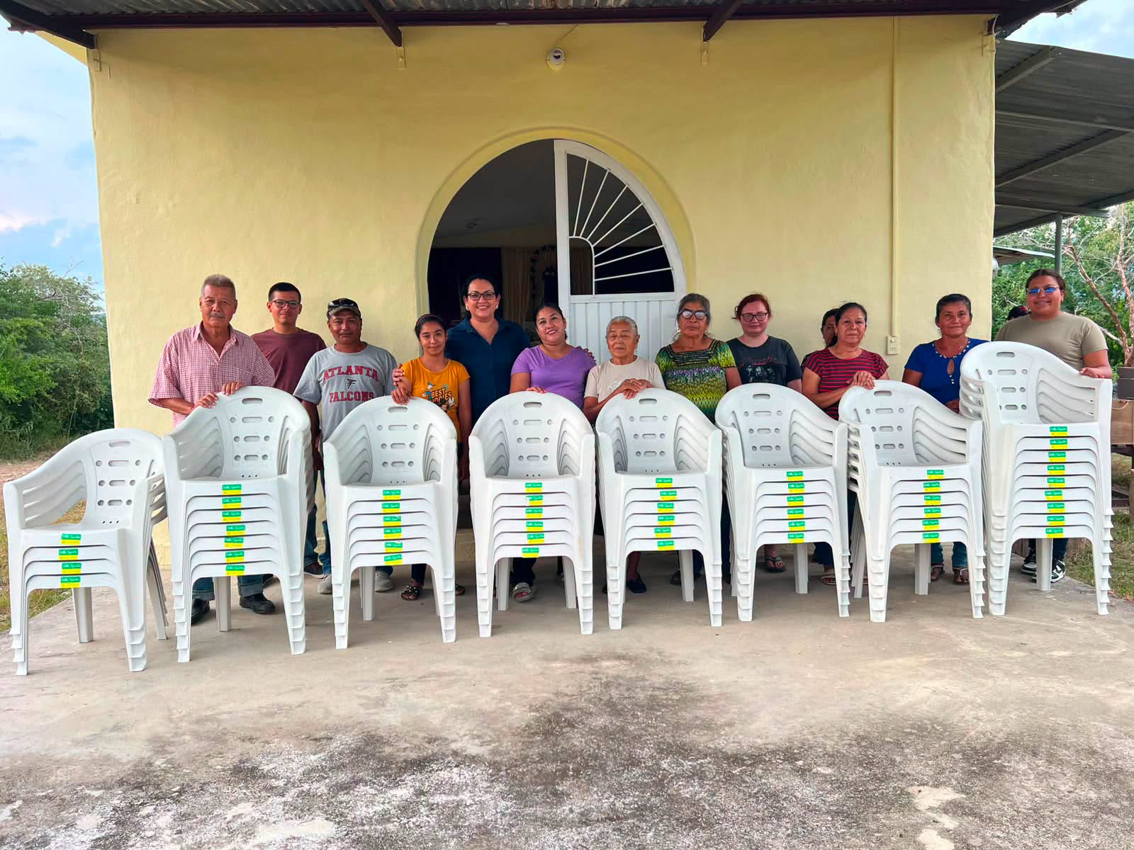 Entrega alcaldesa Yaneth Nájera mobiliario a capilla en el Ejido La Reforma