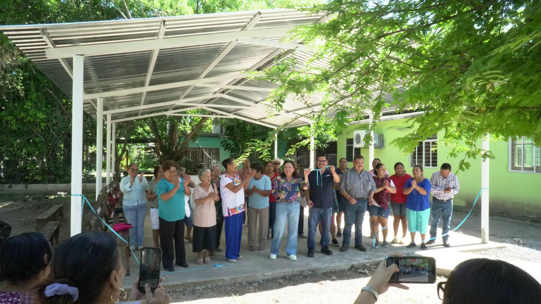 Inaugura alcaldesa Mariela López techumbre y piso firme en iglesia de Emiliano Zapata