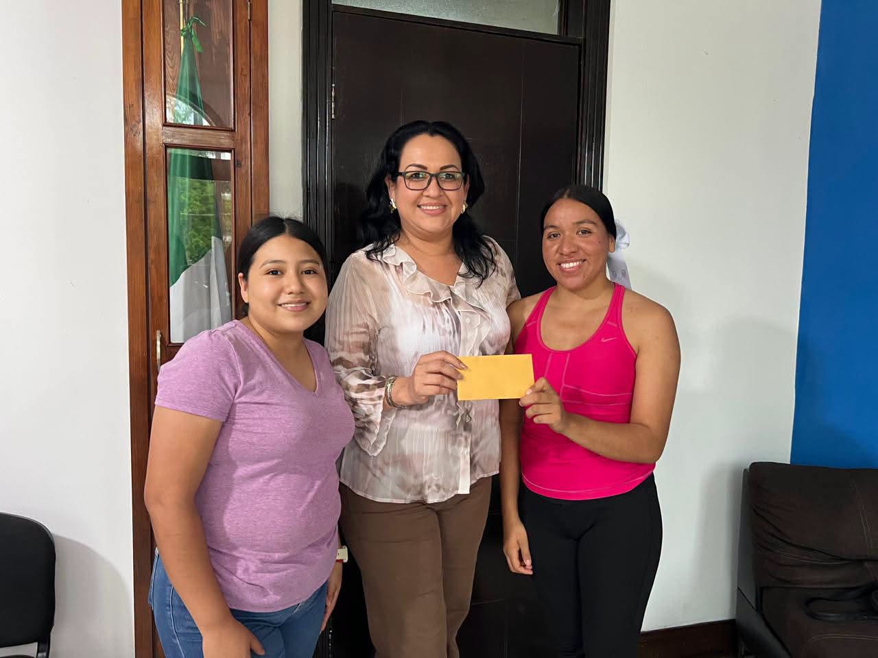 Respaldan el talento femenil: entrega alcaldesa Yaneth Nájera apoyo económico a “Las Guerreras”