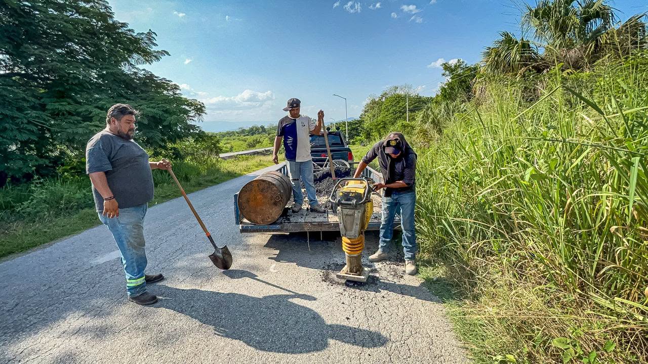 Avanza programa de bacheo para transformar las vialidades de la cabecera municipal