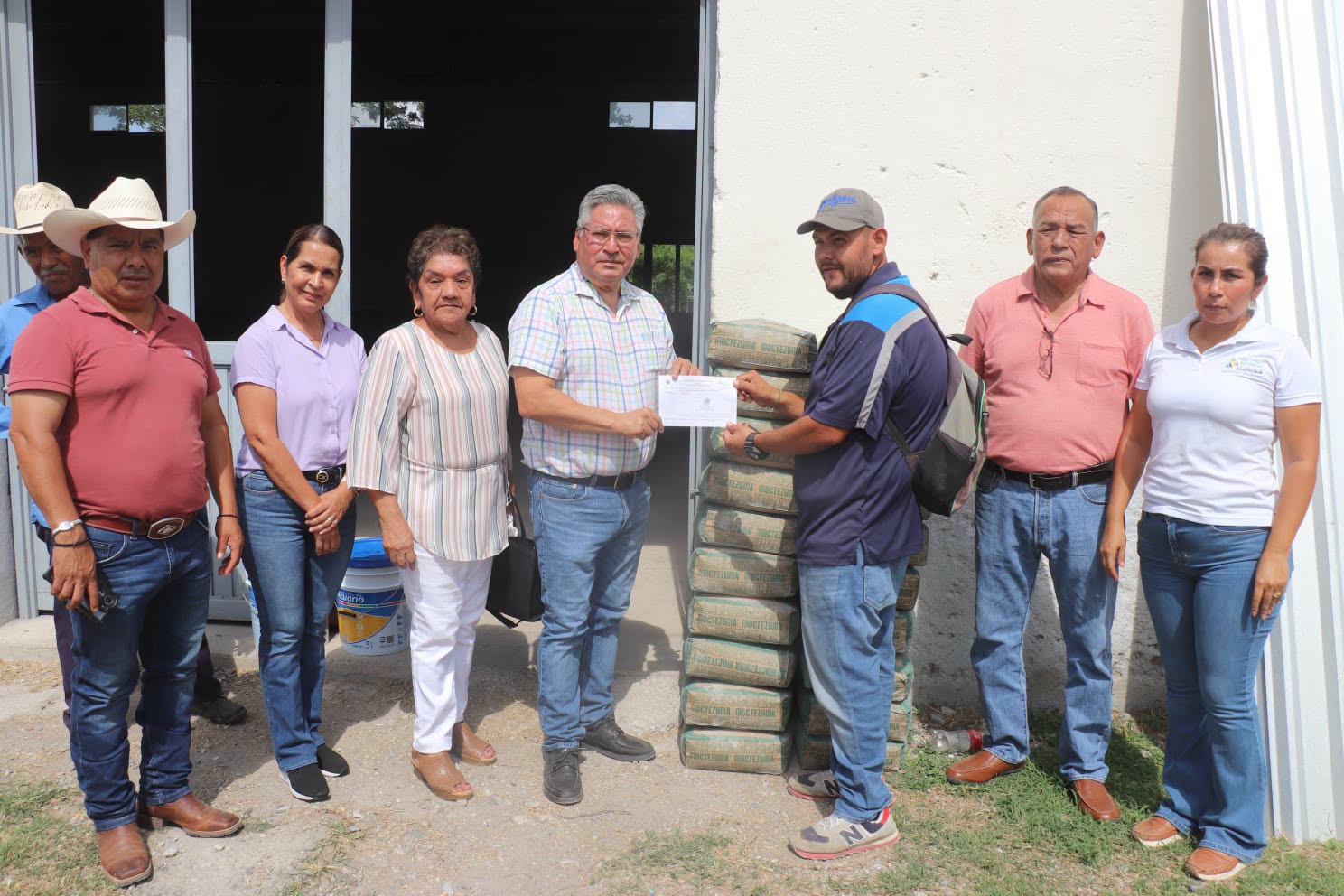 Beneficia alcalde Melchor Budarth a familias de Ocampo con entrega de material para vivienda