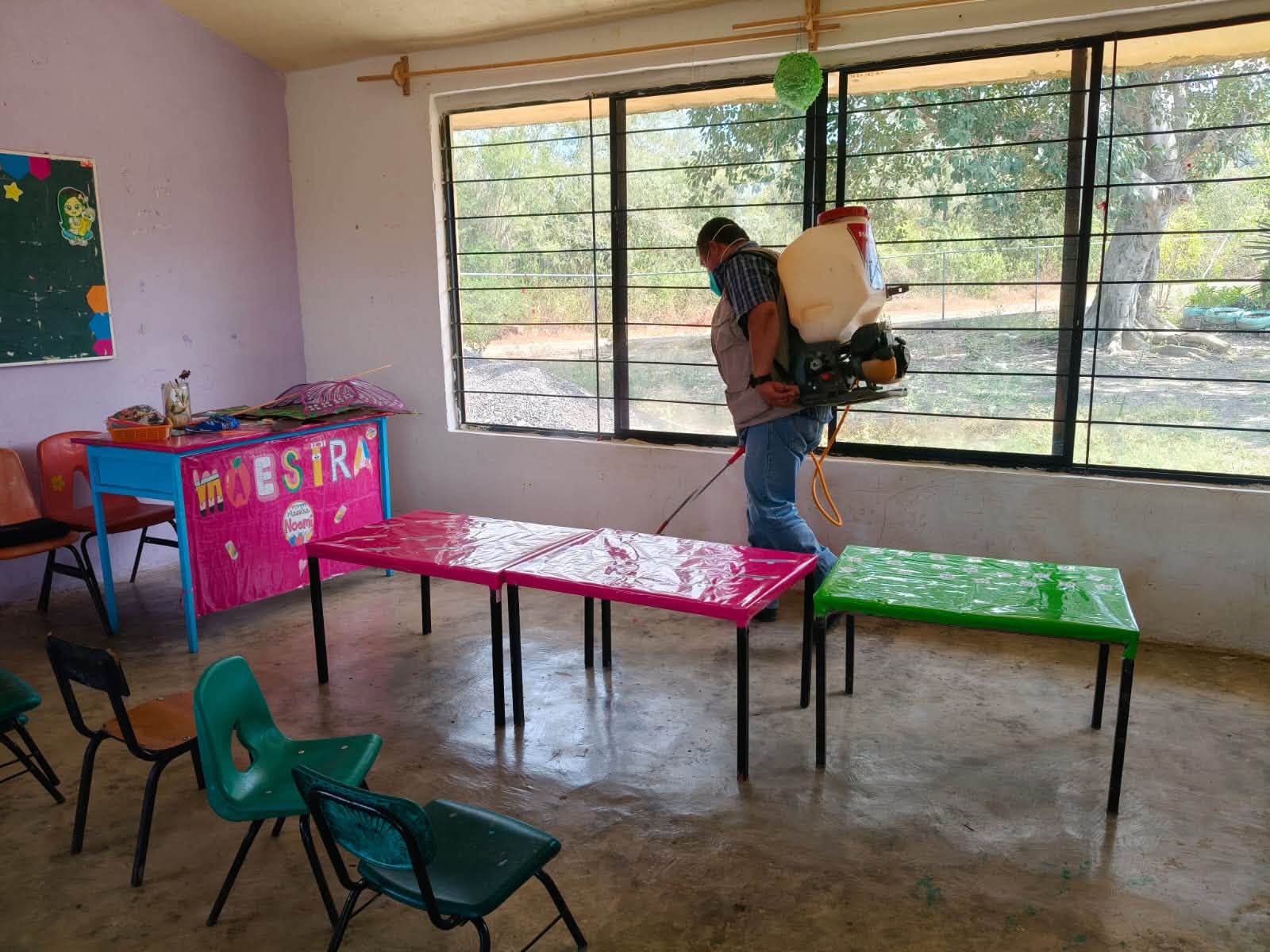 Implementan jornada de fumigación escolar en Nuevo Morelos previo al regreso a clases