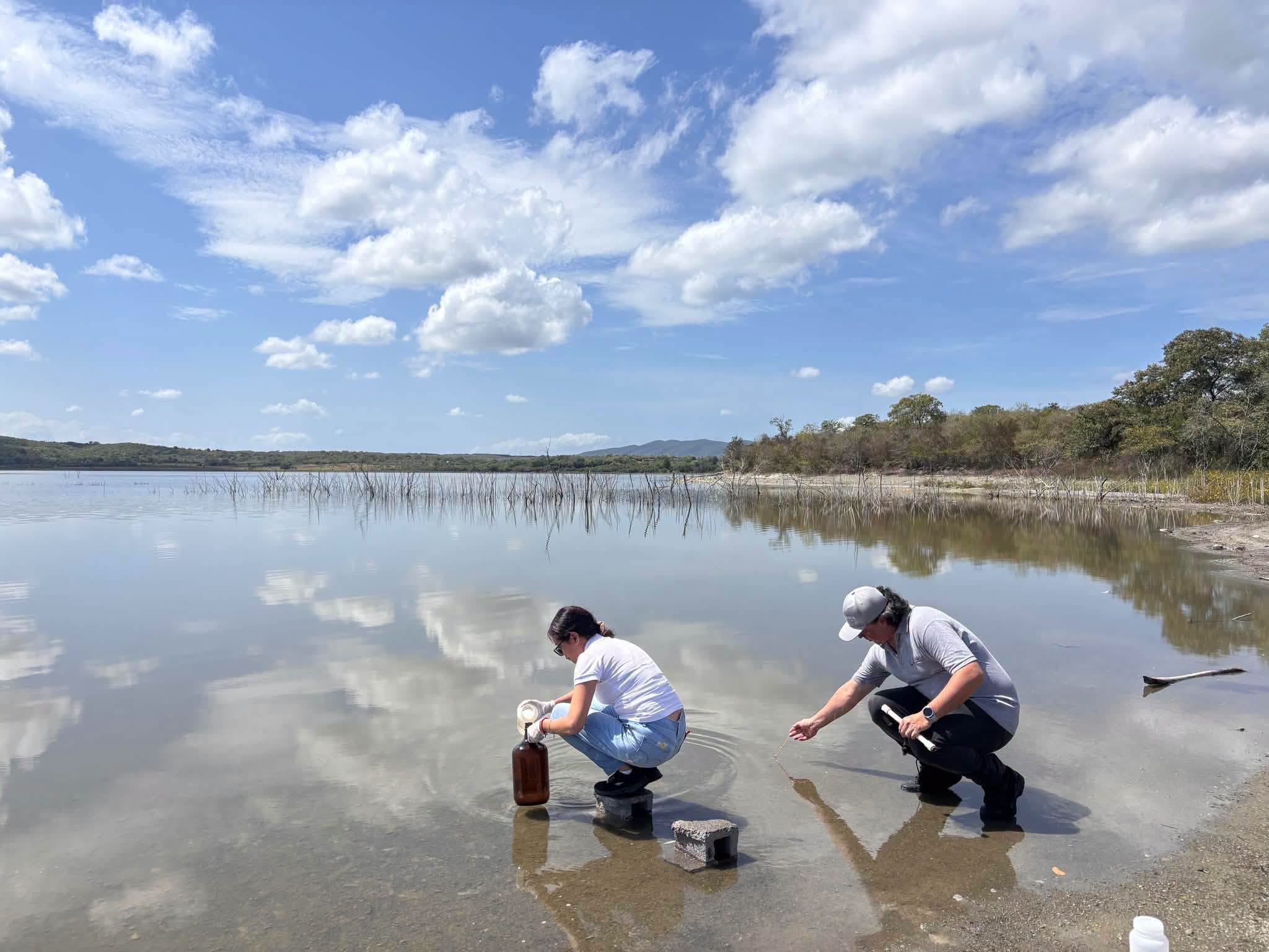 Autoridades investigan mortandad de peces en la presa El Oyul; piden no ingresar al agua