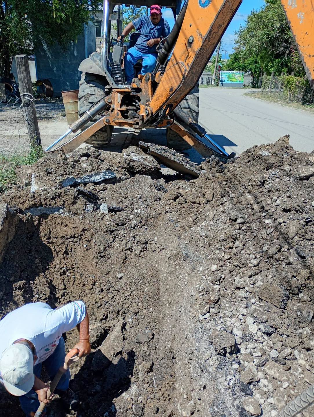 COMAPA Ocampo atiende fuga en línea subterránea de agua potable