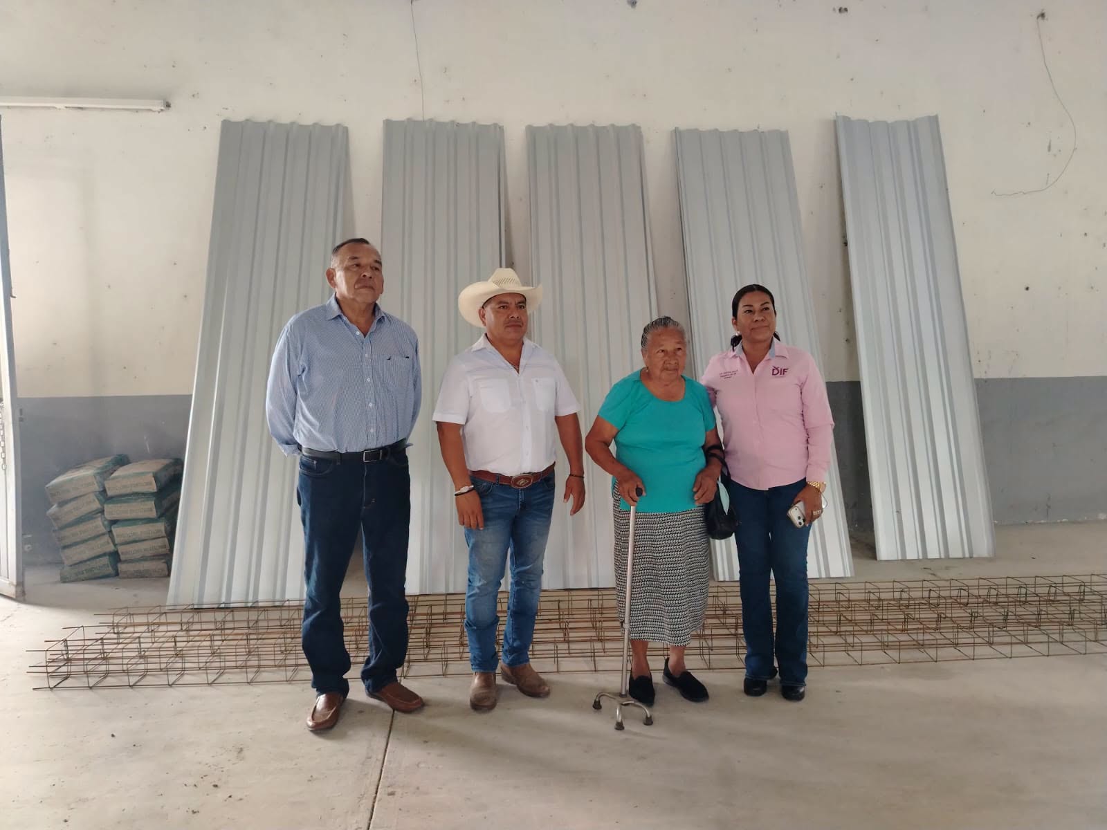 Entregan material para vivienda a familias de Ocampo