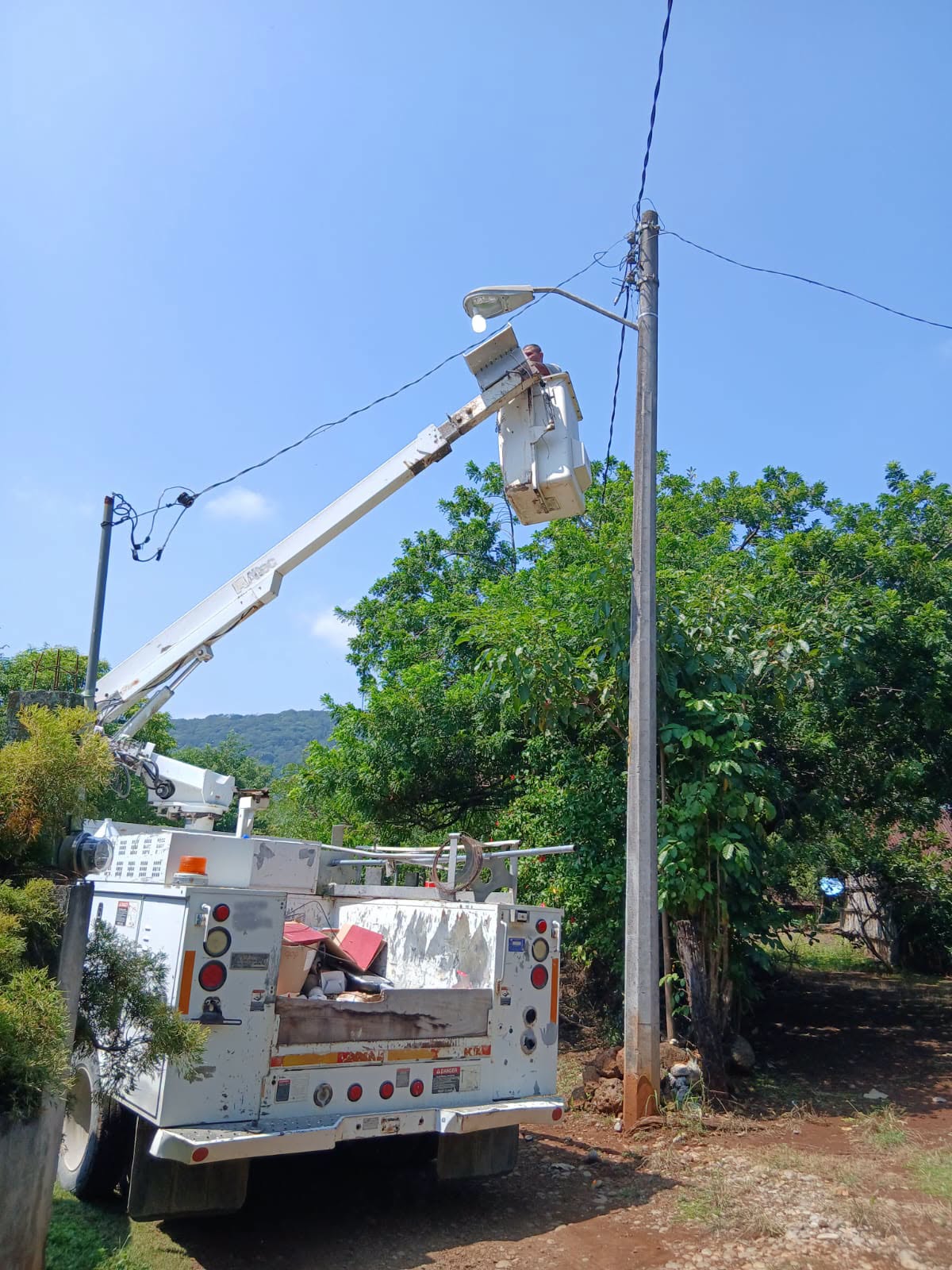Atienden reportes de alumbrado público y fugas de agua en comunidades de Ocampo